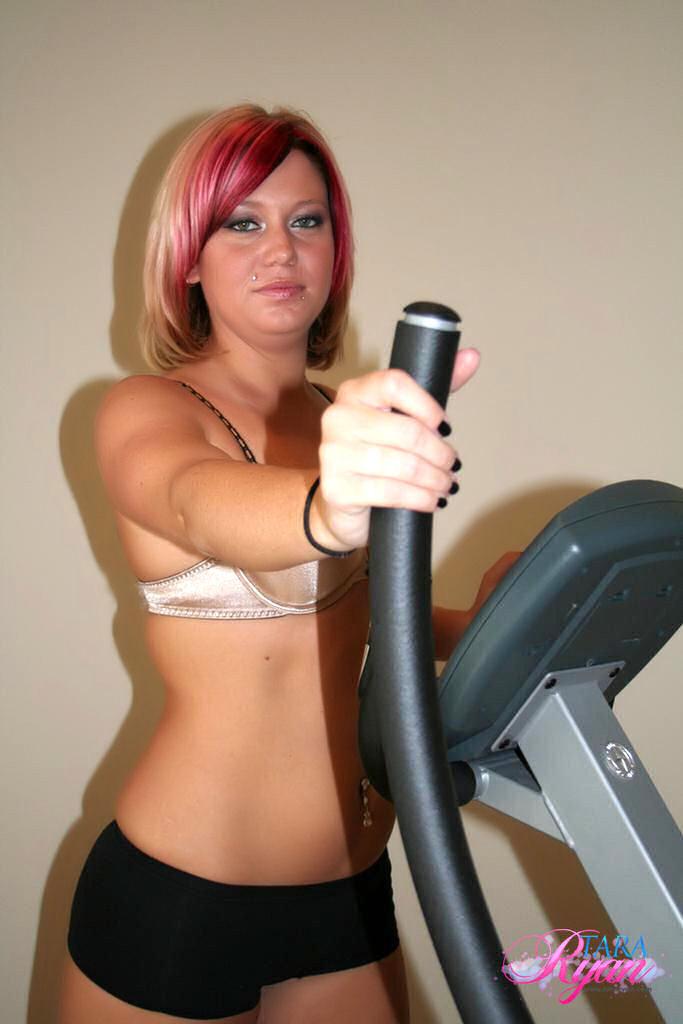 Photos de Tara Ryan faisant de l'exercice sans vêtements
 #60054995