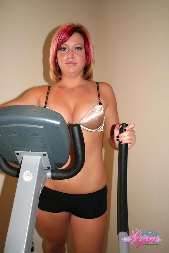 タラ・ライアンが服を着ずにトレーニングしている写真
 #60055002