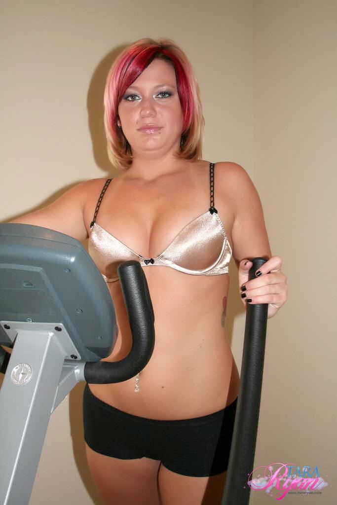 タラ・ライアンが服を着ずにトレーニングしている写真
 #60055011