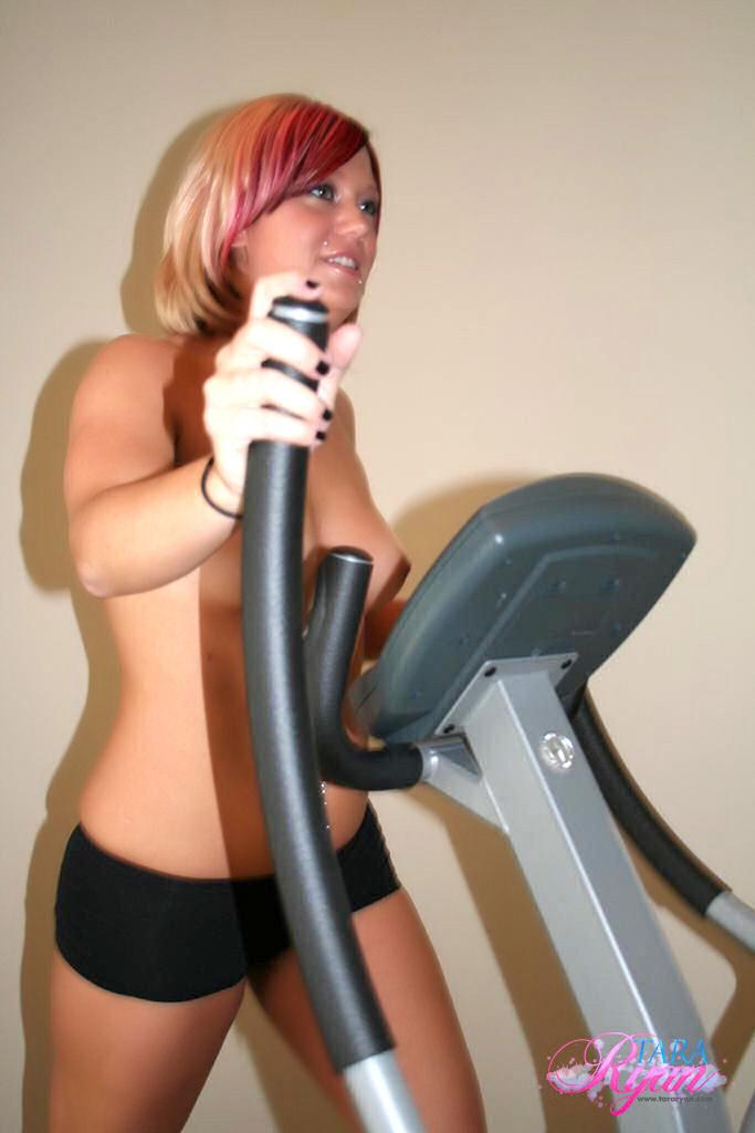 タラ・ライアンが服を着ずにトレーニングしている写真
 #60055035