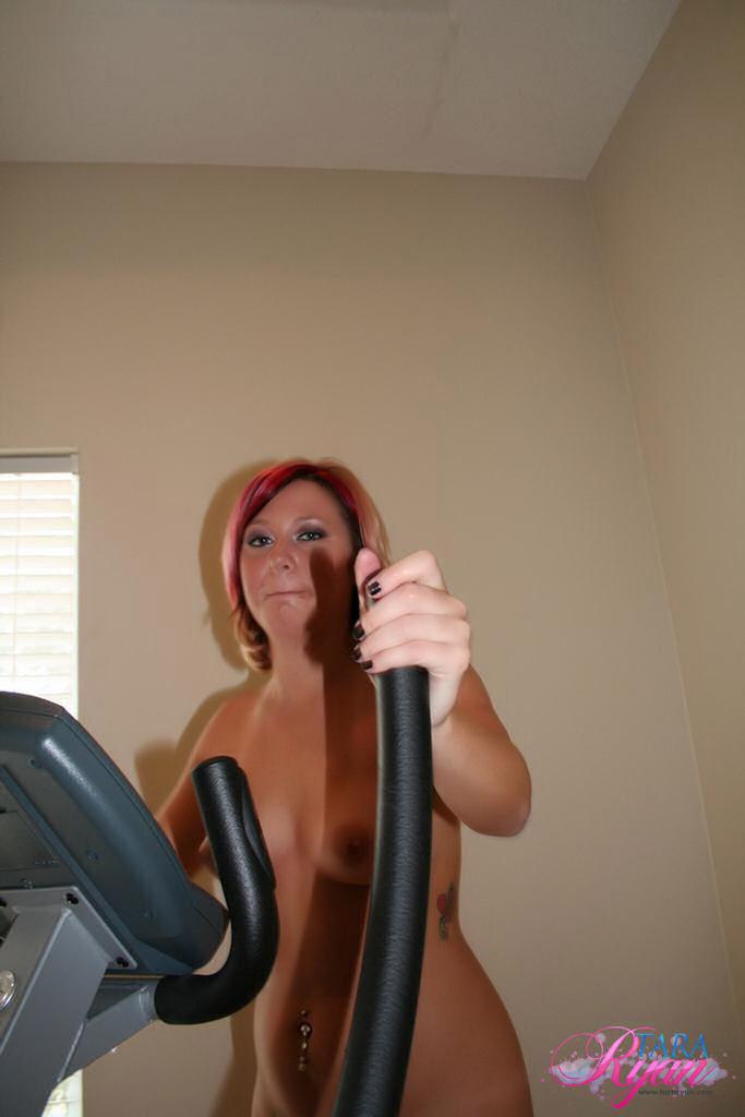 タラ・ライアンが服を着ずにトレーニングしている写真
 #60055141