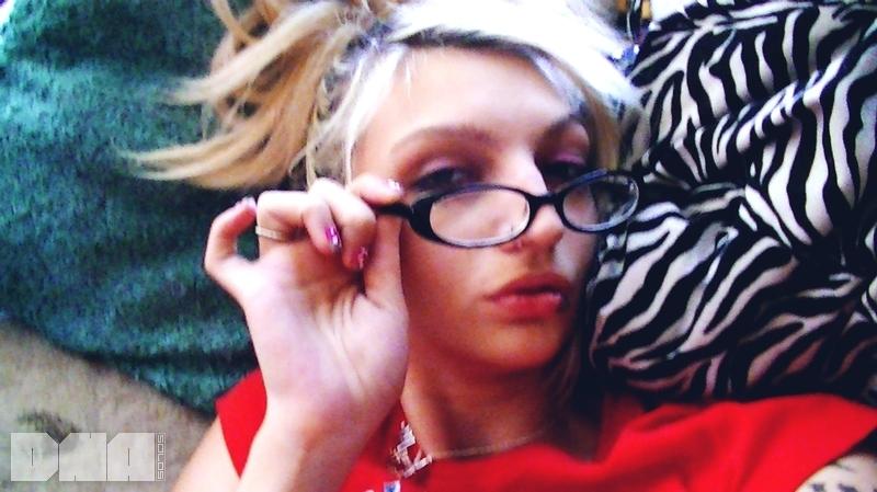 Blonde Coed Candy Ann macht Selfies mit ihrer Brille
 #53638659