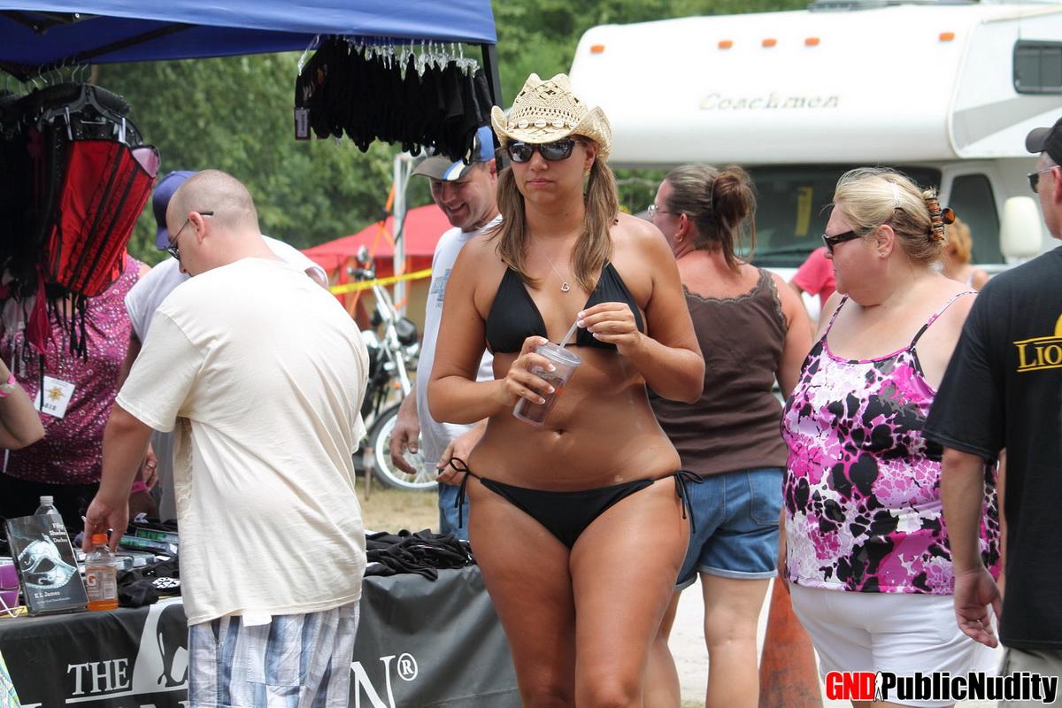 Süße Stripperinnen posieren für Bilder während eines Wettbewerbs auf einer öffentlichen Nacktheitsparty im Freien
 #60507633