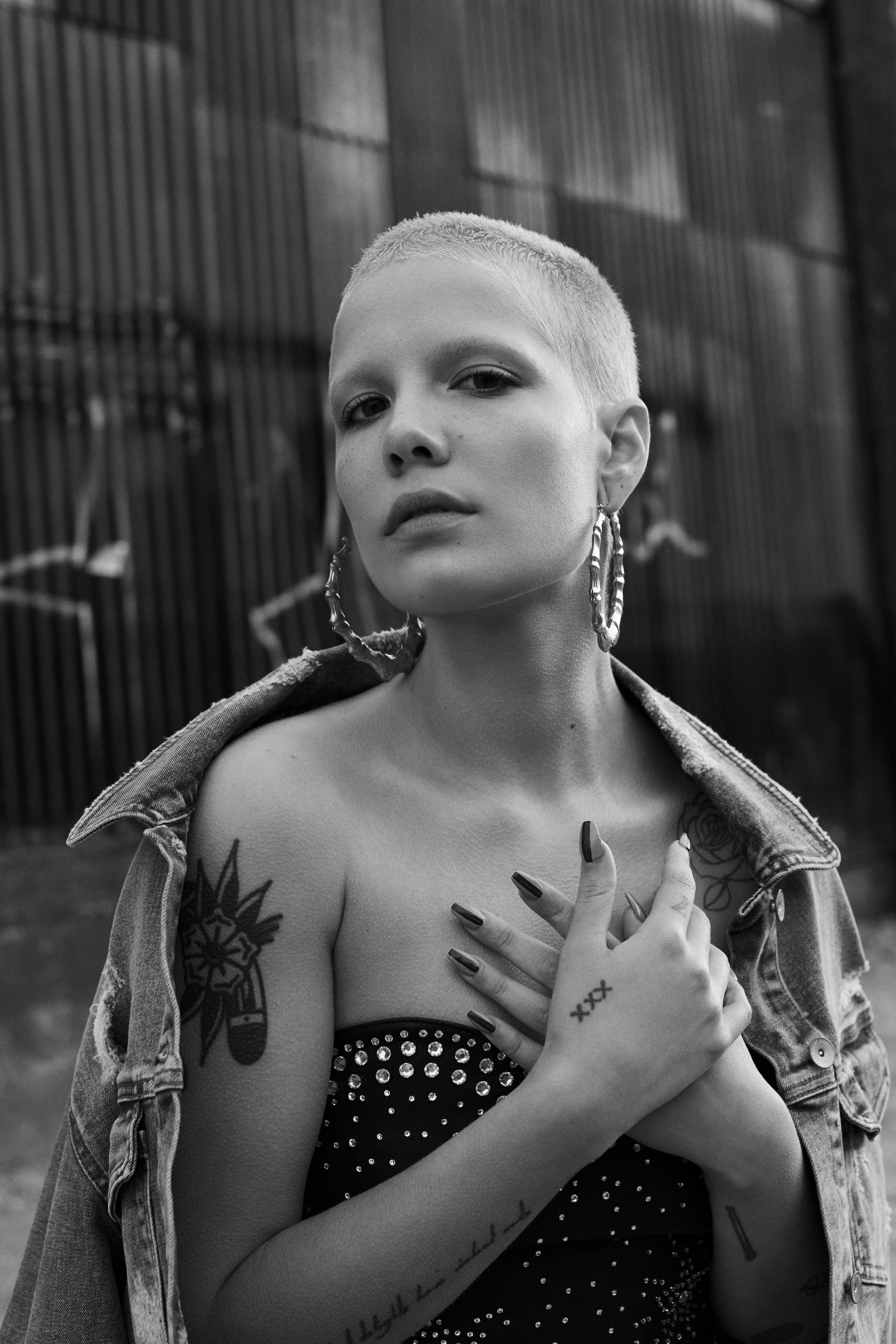 Halsey en topless
 #79622963