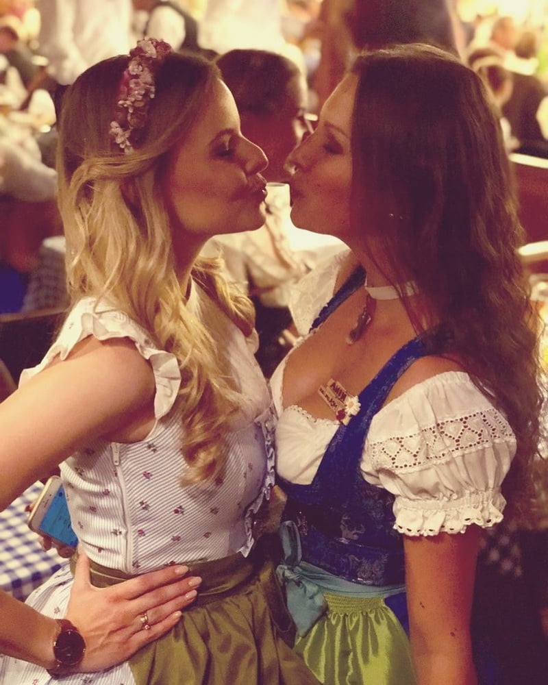 Filles sexy en dirndl 406
 #79656172