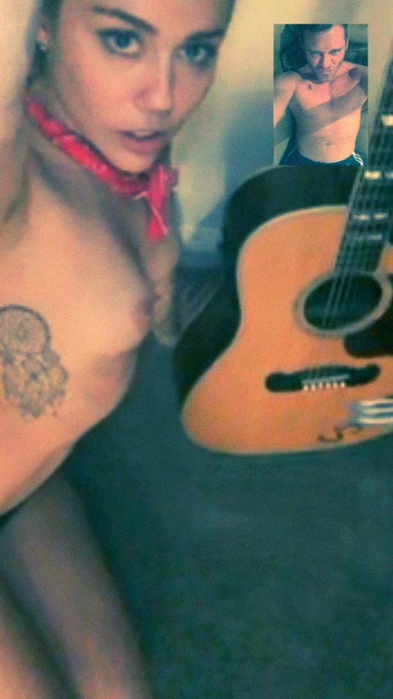 Miley cyrus foto in topless
 #79643877