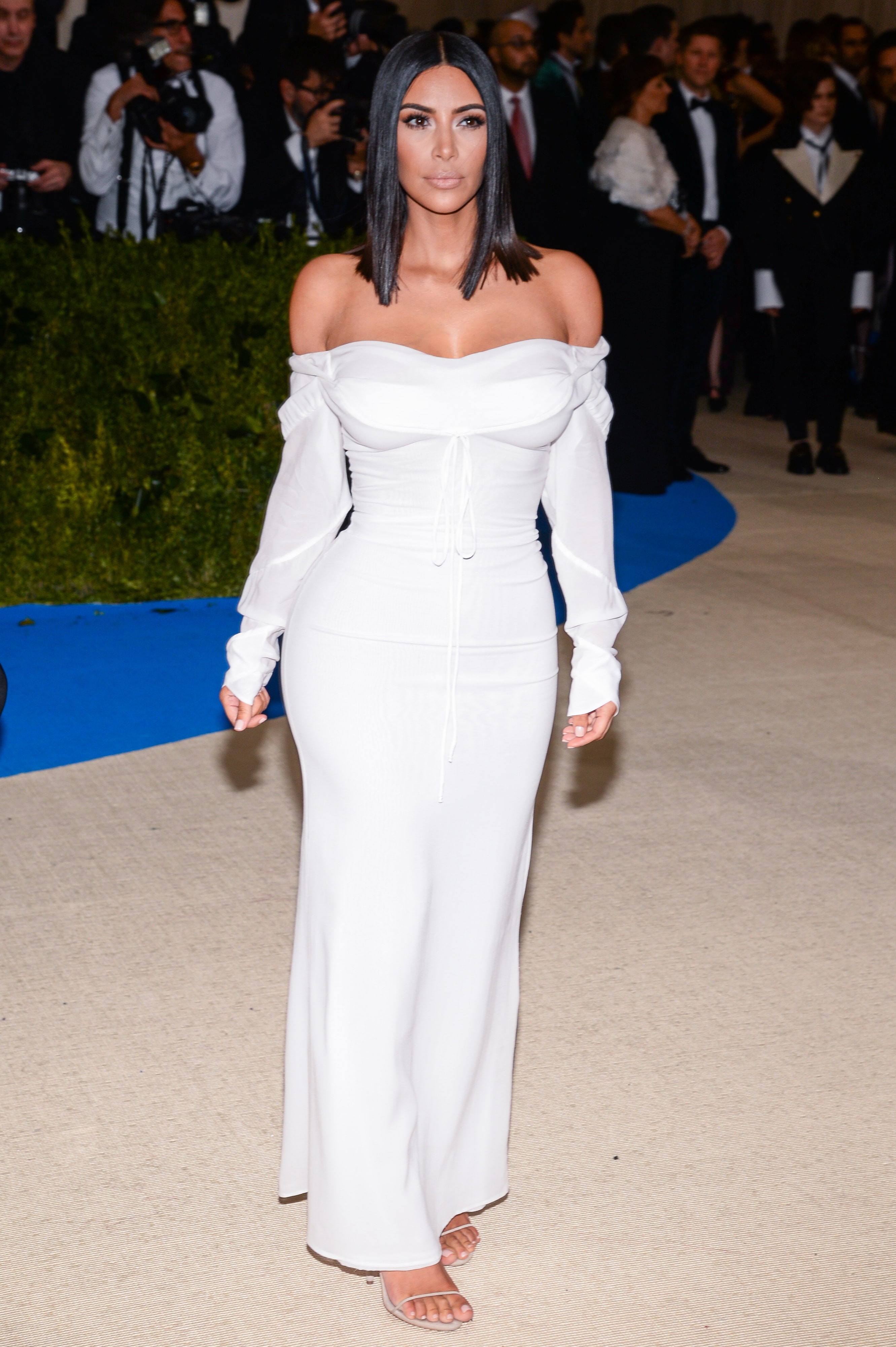 Vollbusige Kim Kardashian in einem weißen Kleid
 #79643559