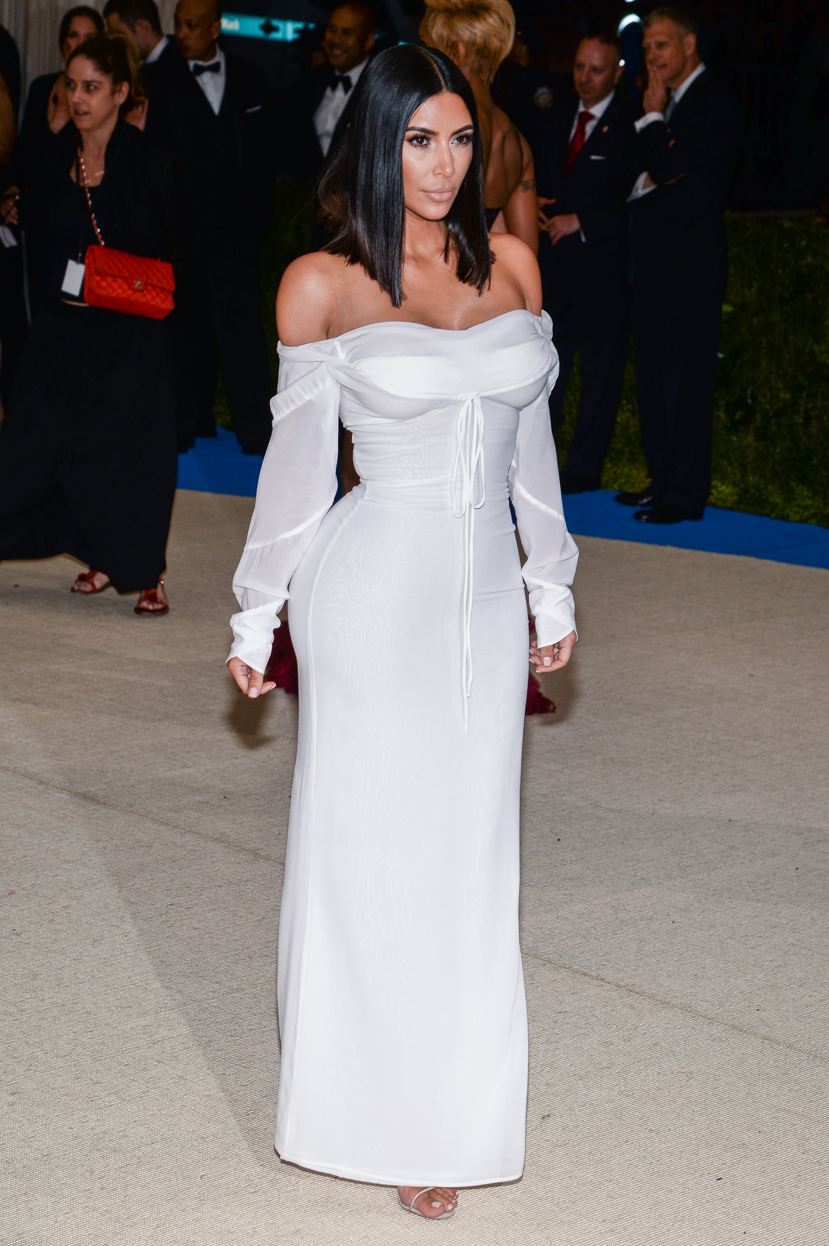 Busty kim kardashian in un vestito bianco
 #79643562