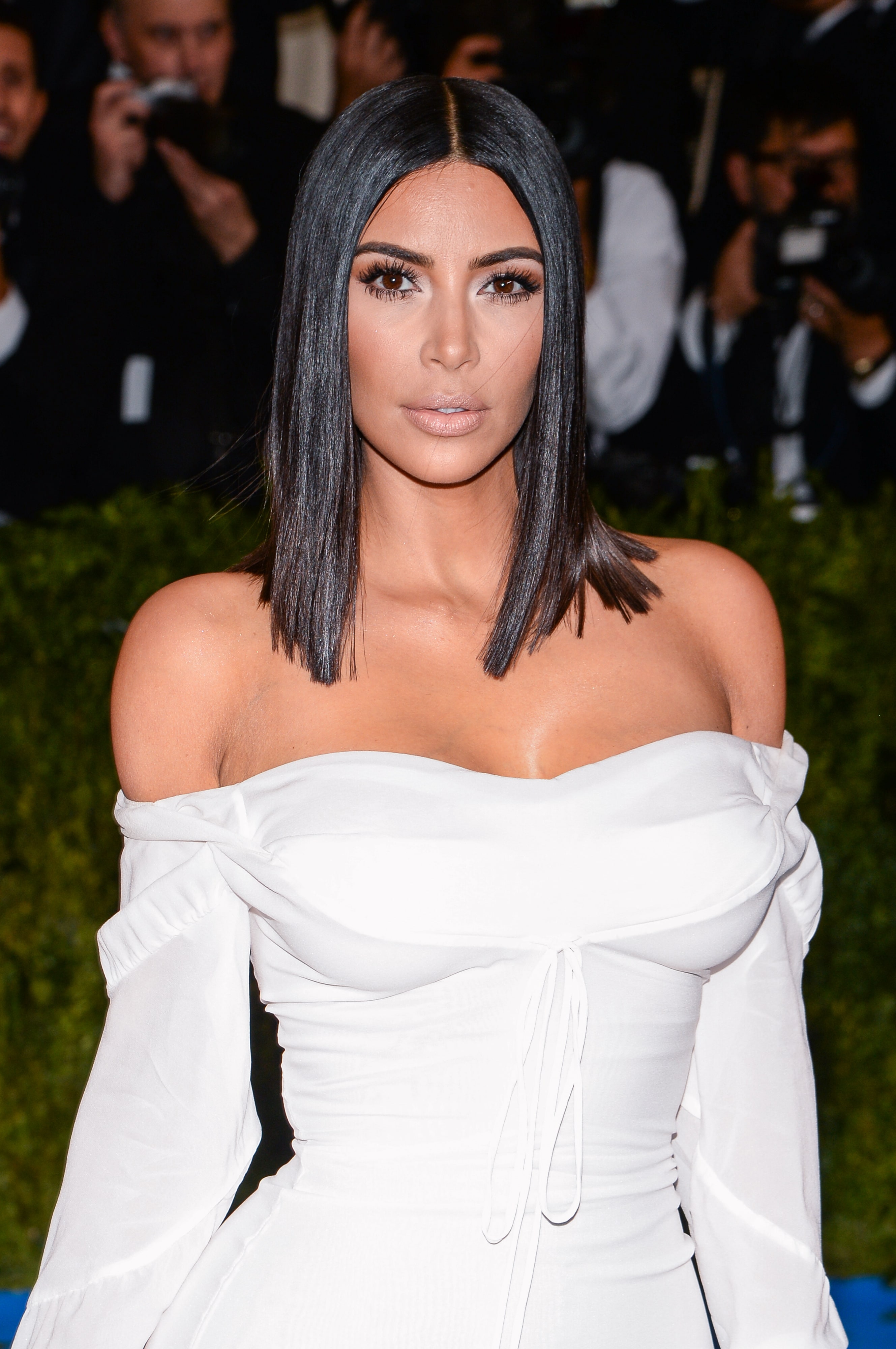 Vollbusige Kim Kardashian in einem weißen Kleid
 #79643563