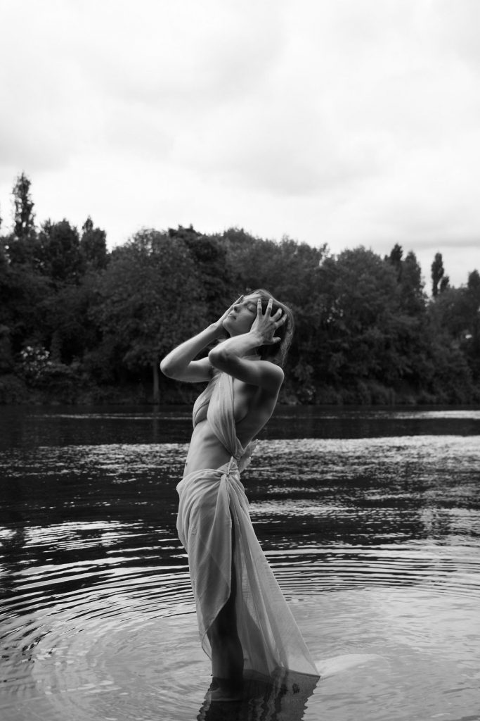 Adèle simphal oben ohne
 #79494288