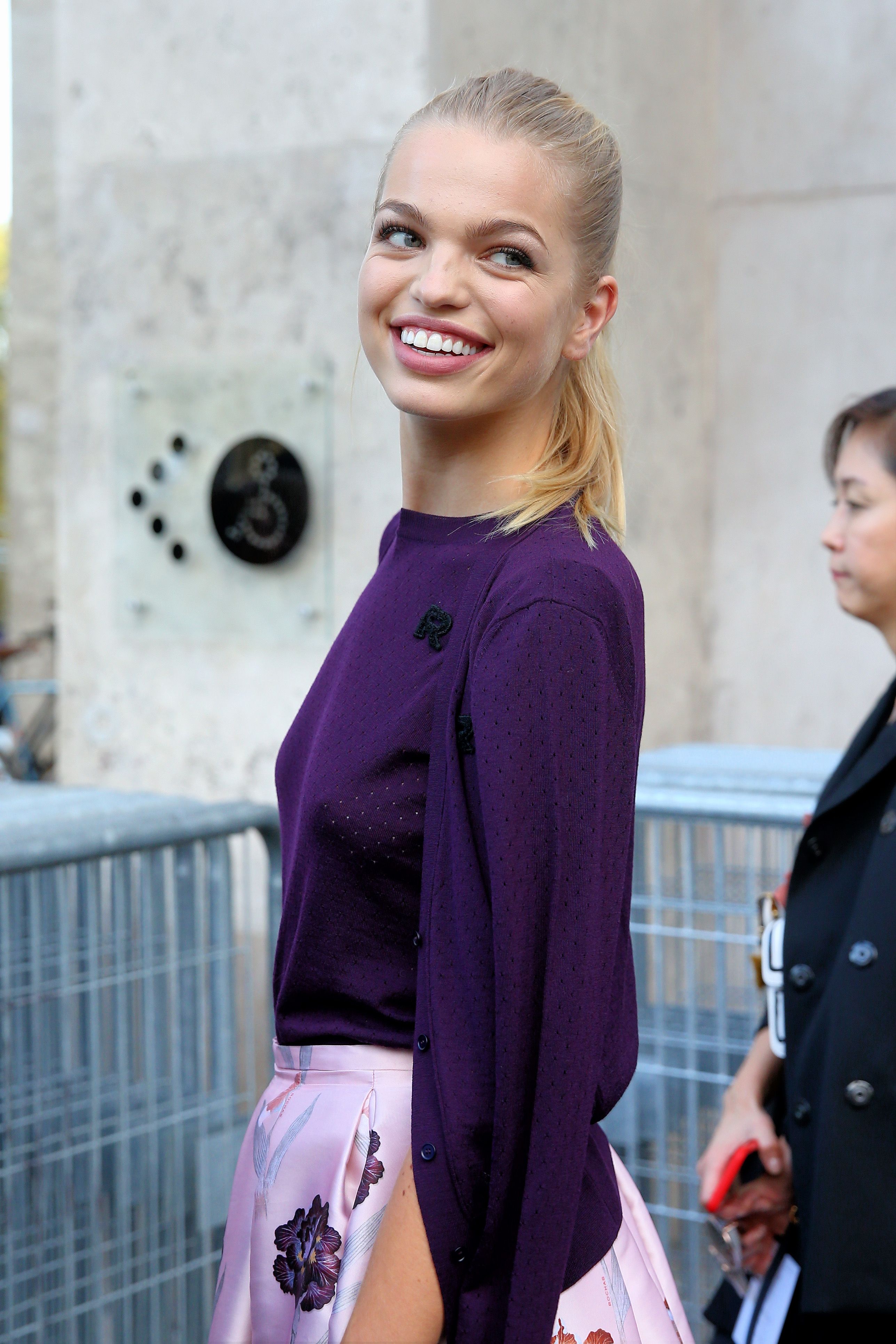 Daphne groeneveld braless fotos
 #79522781