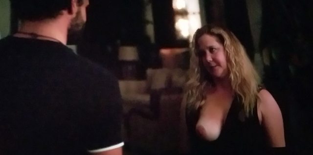 Amy schumer montre ses seins
 #79500694