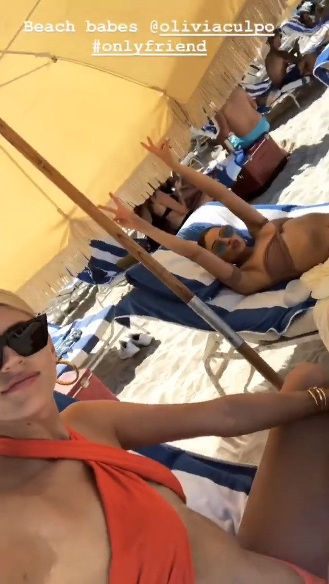 Olivia culpo et Devon Windsor en bikini
 #79524242