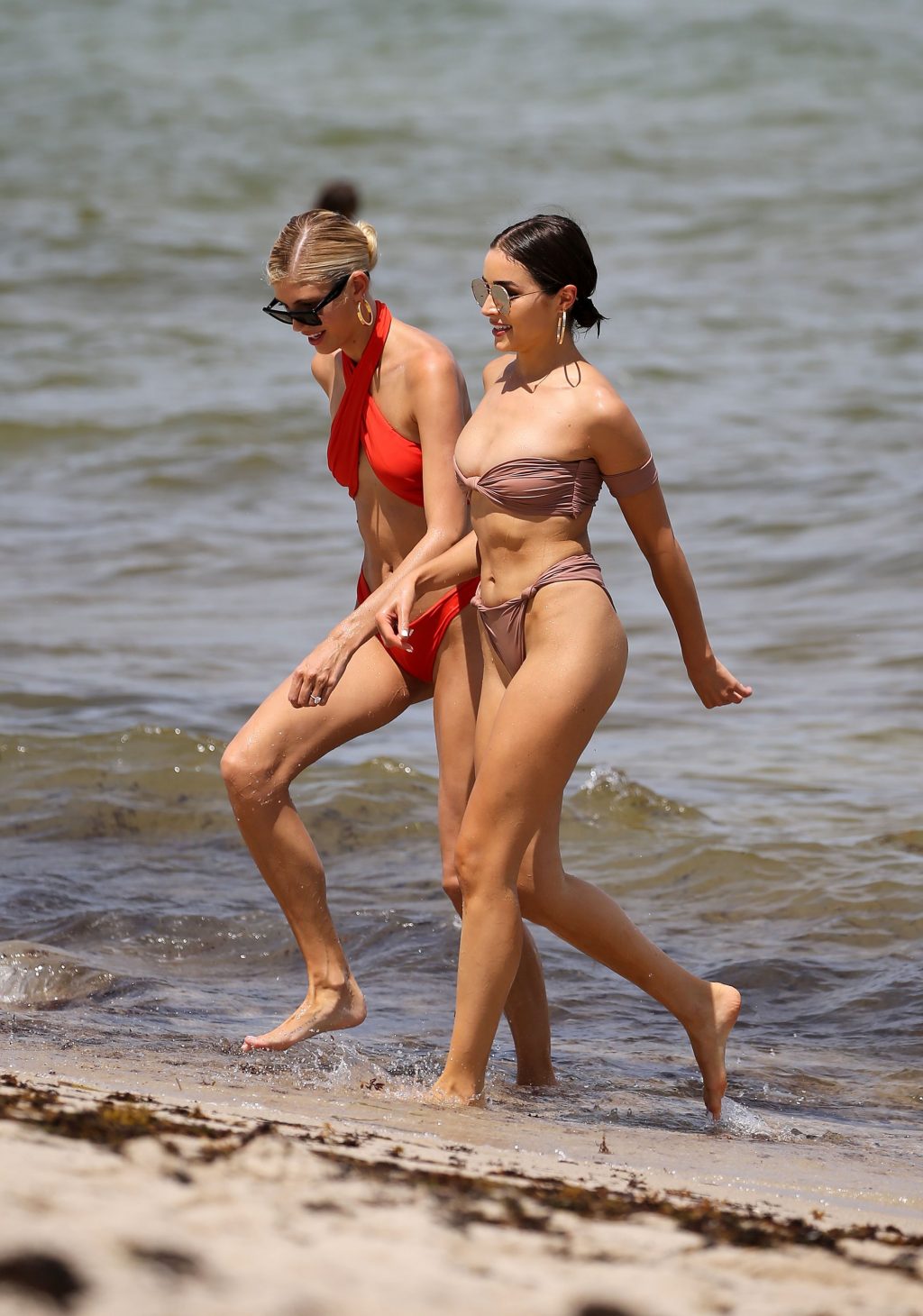 Olivia culpo et Devon Windsor en bikini
 #79524305