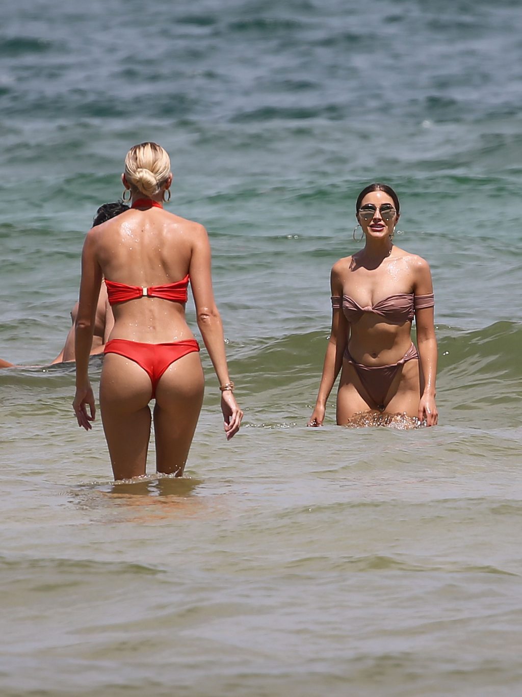 Olivia culpo et Devon Windsor en bikini
 #79524348