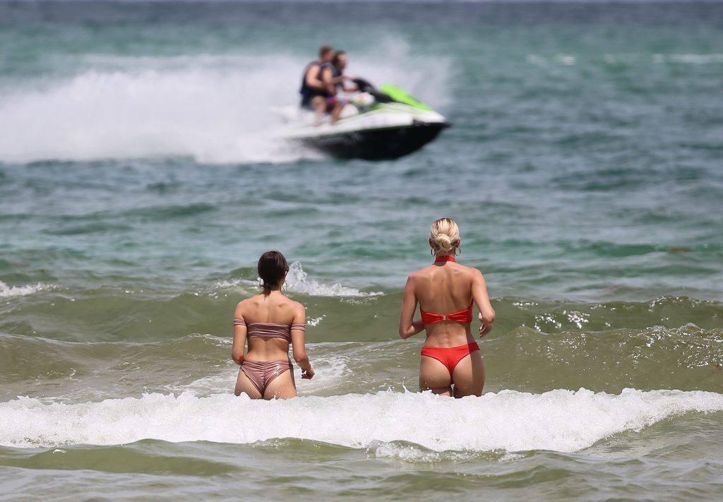 Olivia culpo et Devon Windsor en bikini
 #79524357