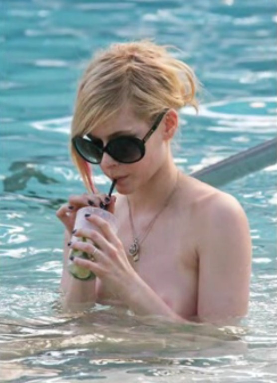 Favolose foto di avril lavigne nuda
 #79507021