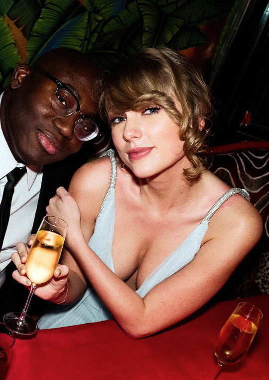 Taylor Swift Cleavage #79599184
