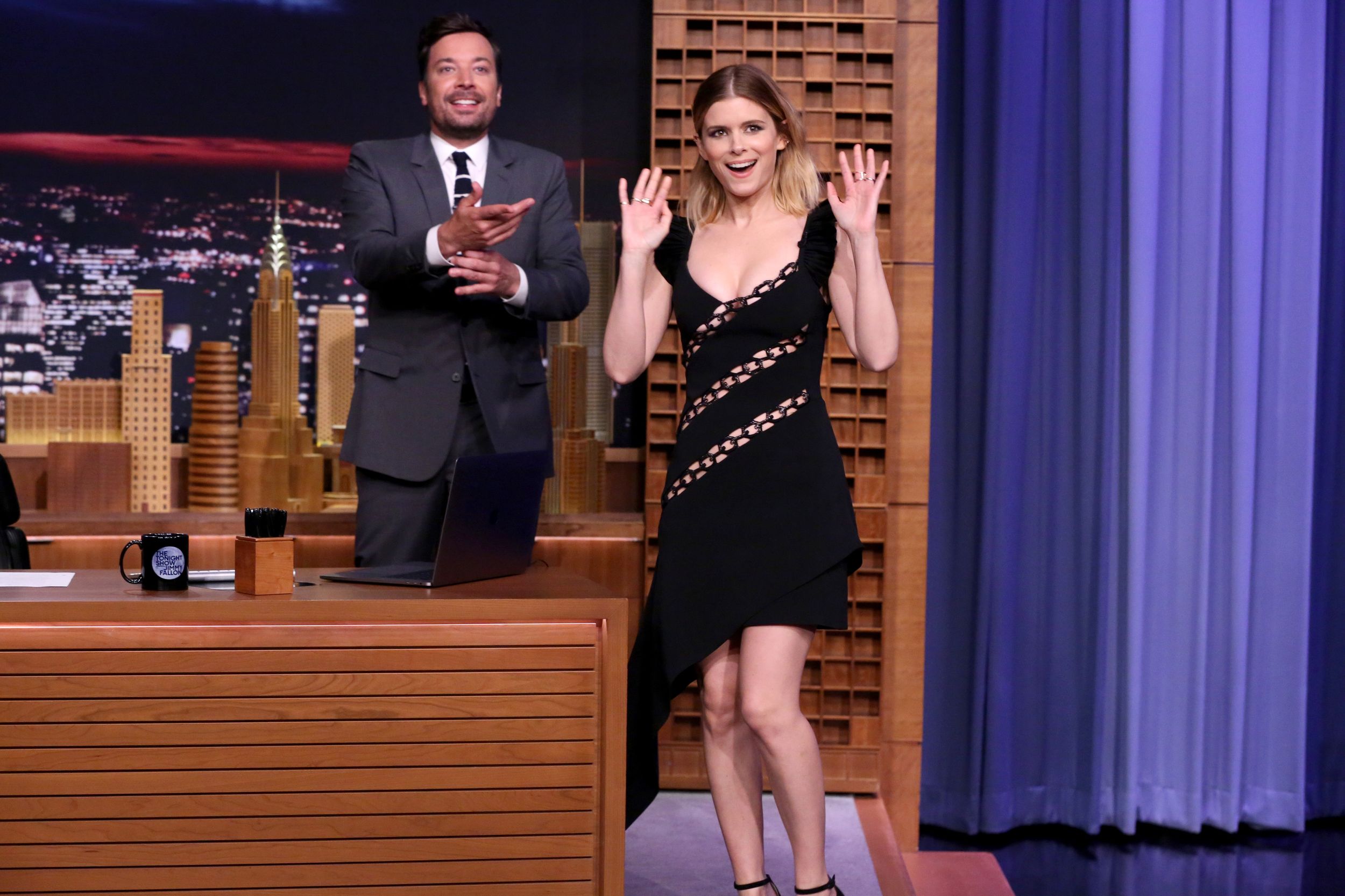 Kate mara luce piernas en un talk show
 #79552909