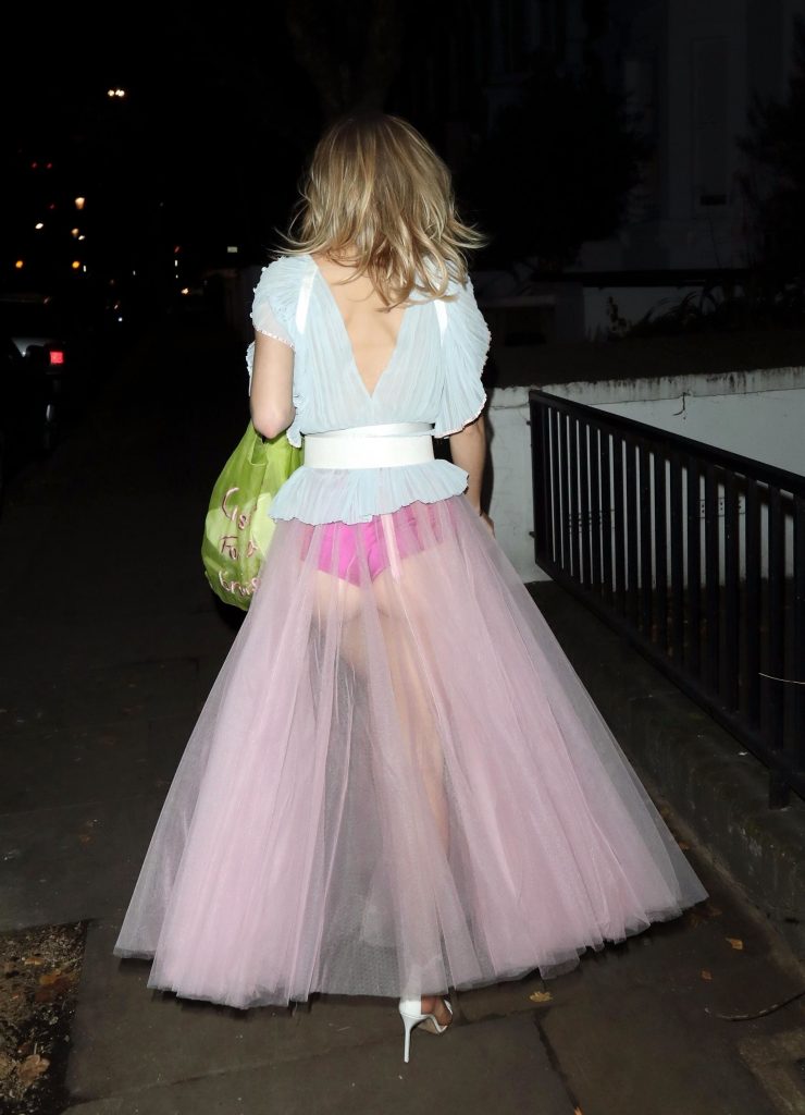 Suki waterhouse sans soutien-gorge
 #79596269