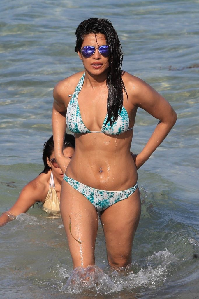 Priyanka chopra è bella in bikini
 #79585429