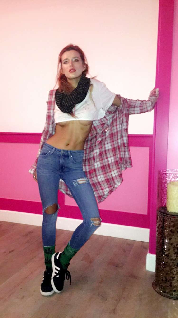 Underboob-Fotos von Bella Thorne
 #79644732