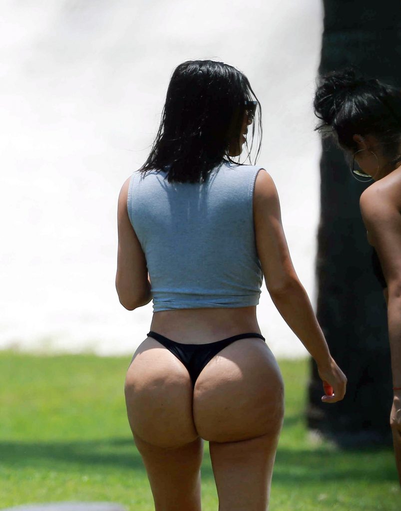 Les célèbres fesses de Kim Kardashian sur votre écran.
 #79643592