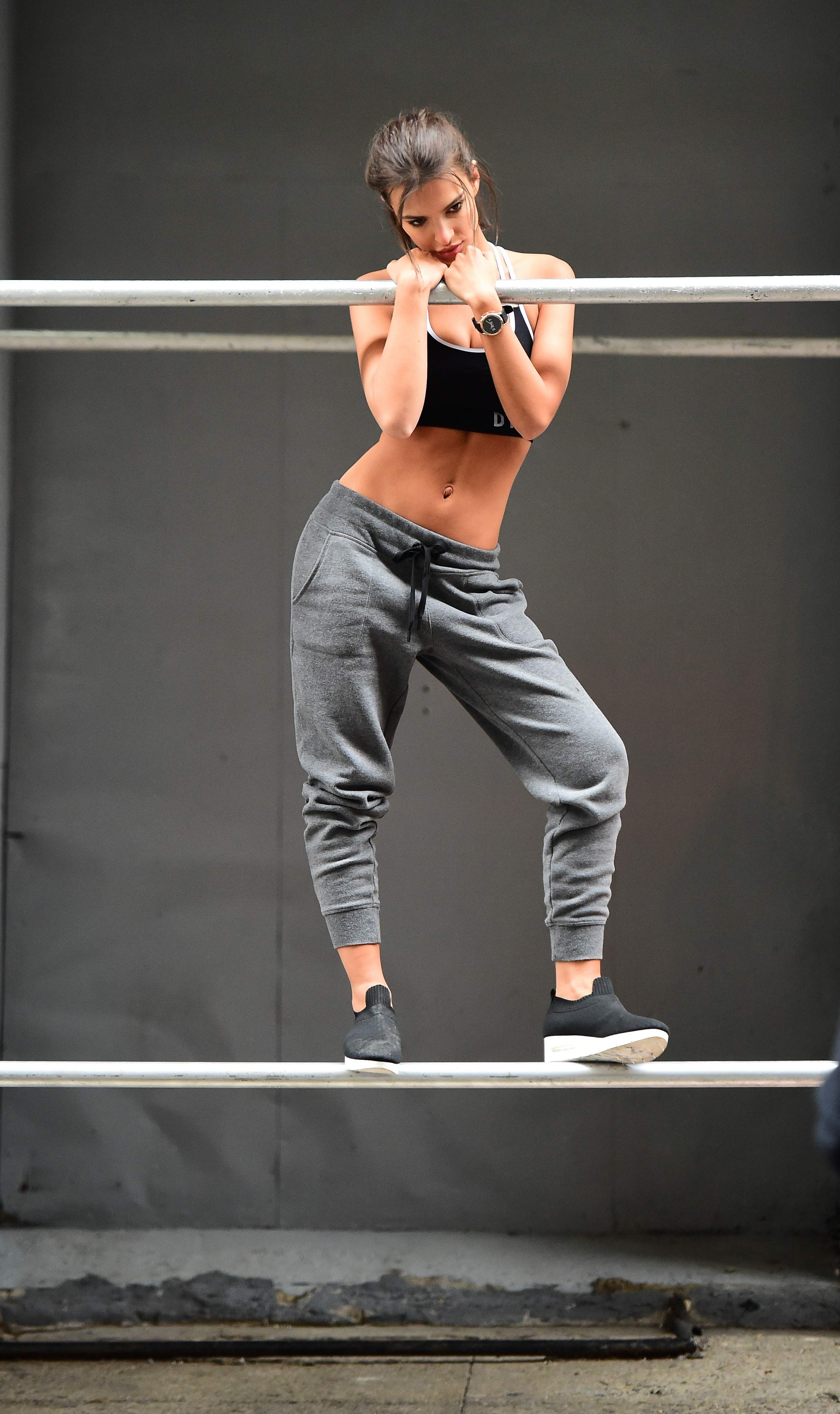 Emily ratajkowski haciendo un fantástico ejercicio al aire libre
 #79647191