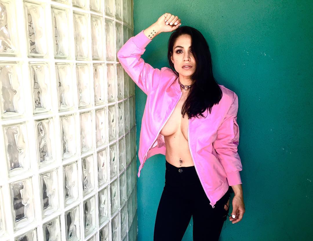 Foto de cassie steele sin camiseta
 #79647601