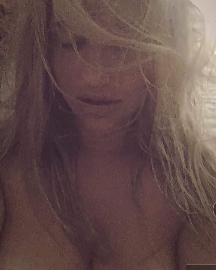 Kesha fotos en topless
 #79555945