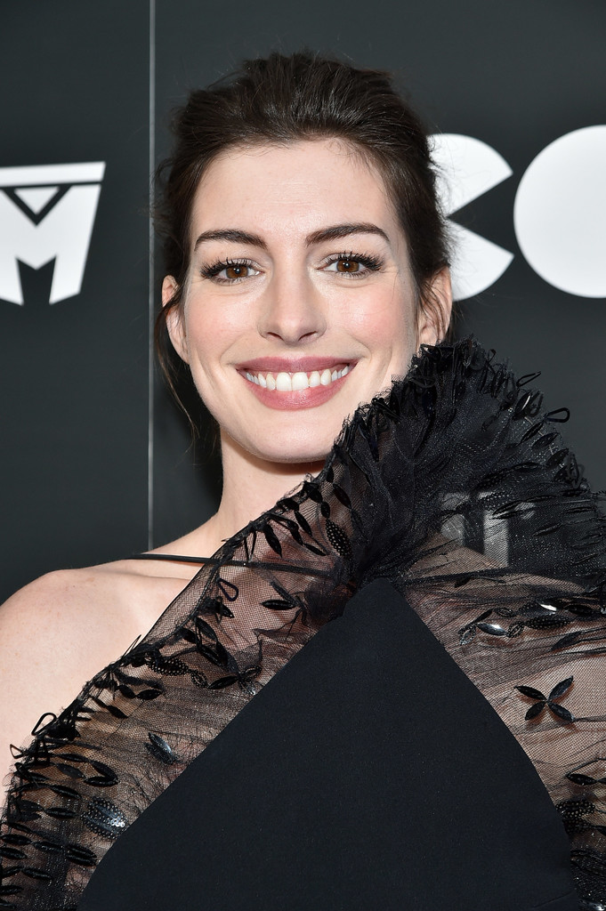 Anne hathaway elige un vestido raro y aún así se ve sexy
 #79503813