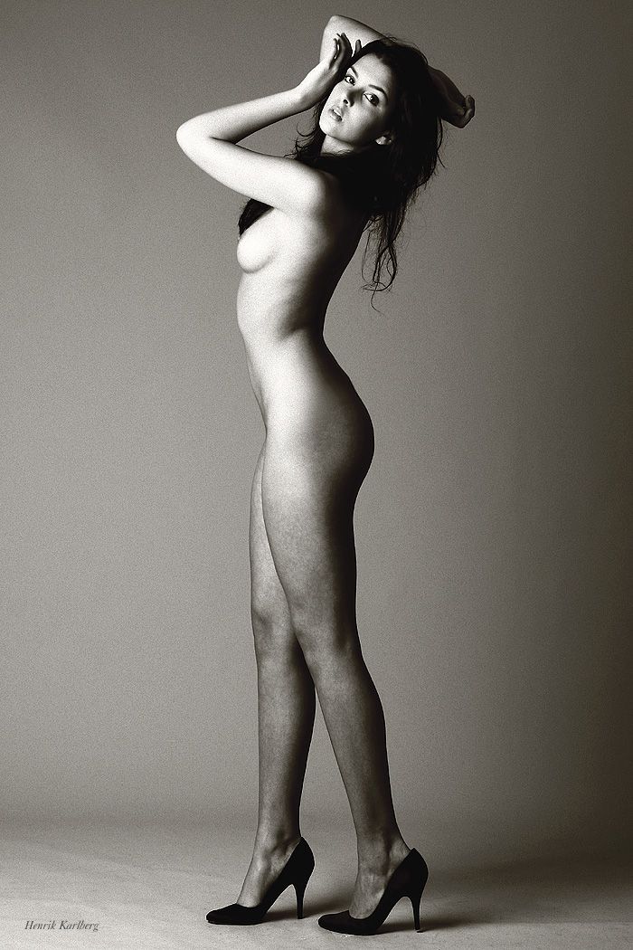 サラ・チャファクの裸の写真
 #79614518