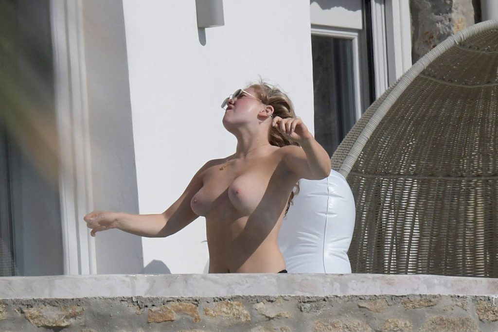 Ellie Hemmings Topless #79529008