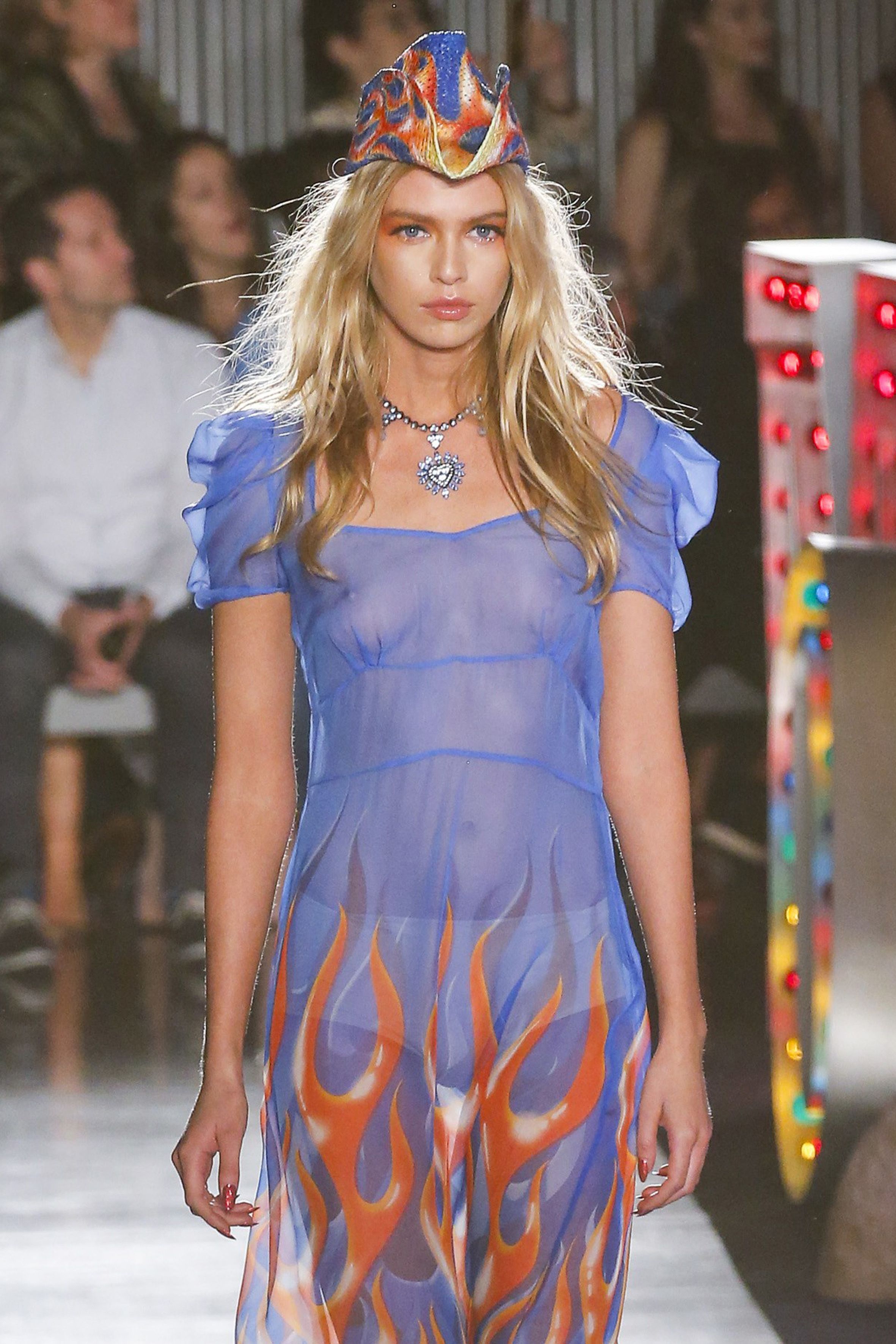 Stella maxwell in un get-up trasparente
 #79632950