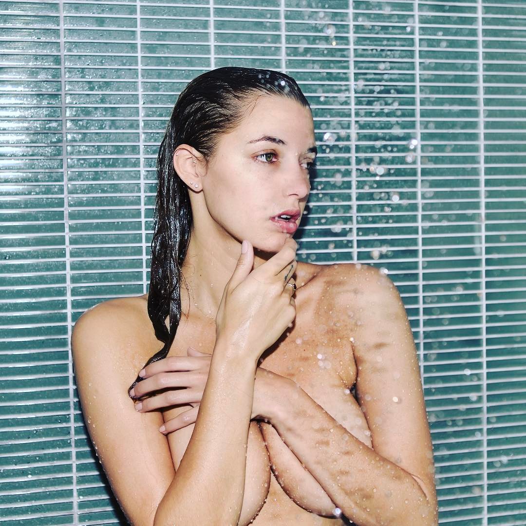 Alyssa arce se salit sous la douche
 #79498336