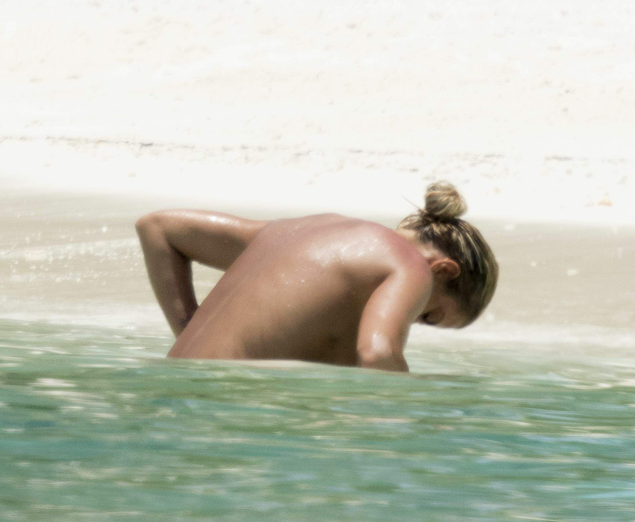 Katie price's massive boobs genießen die Sonne
 #79626115