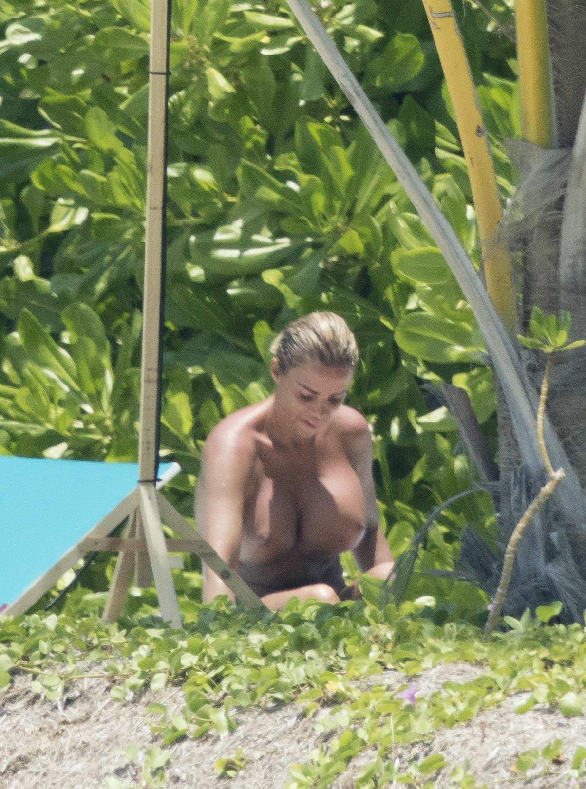 Katie price's massive boobs genießen die Sonne
 #79626117