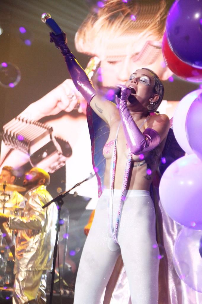 Miley cyrus nackt
 #79629603