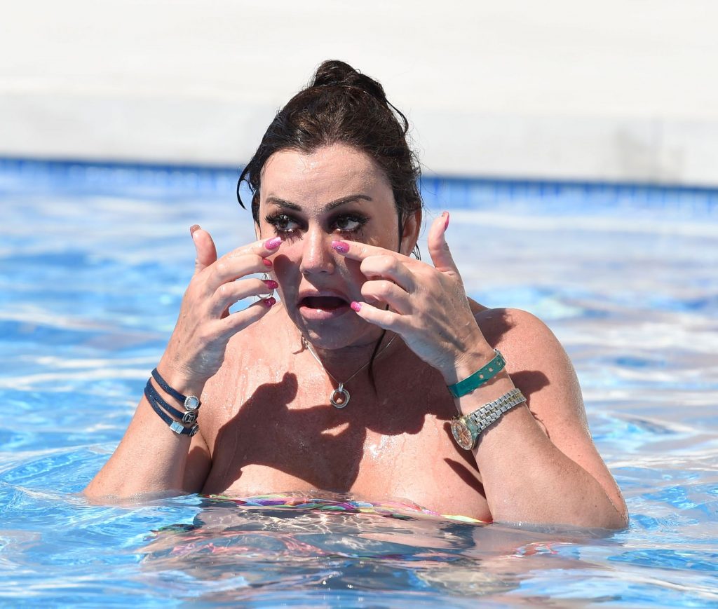 Lisa appleton che mostra "accidentalmente" le sue tette nude
 #79627557