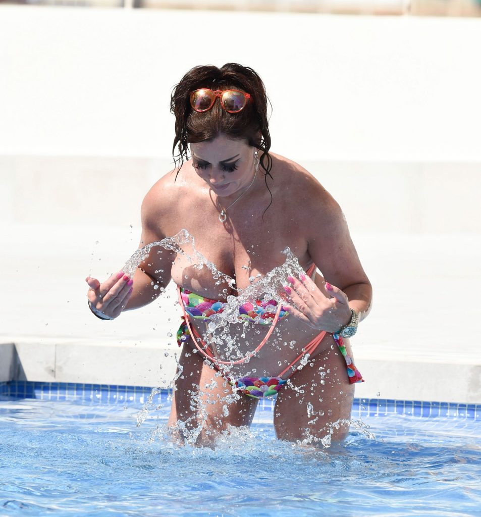 Lisa appleton che mostra "accidentalmente" le sue tette nude
 #79627597