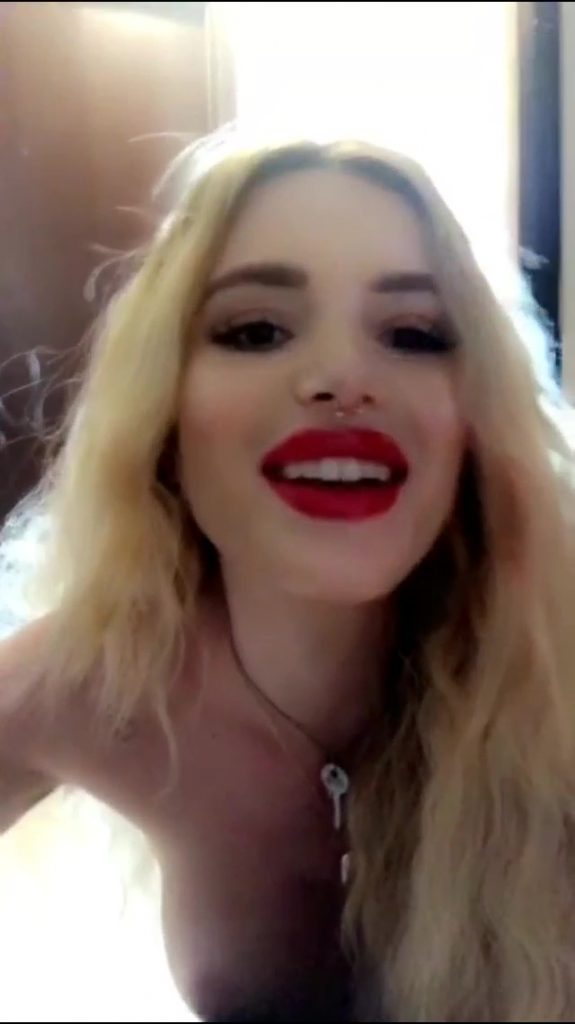 Bella thorne streamt ihre nackten Titten
 #79634327