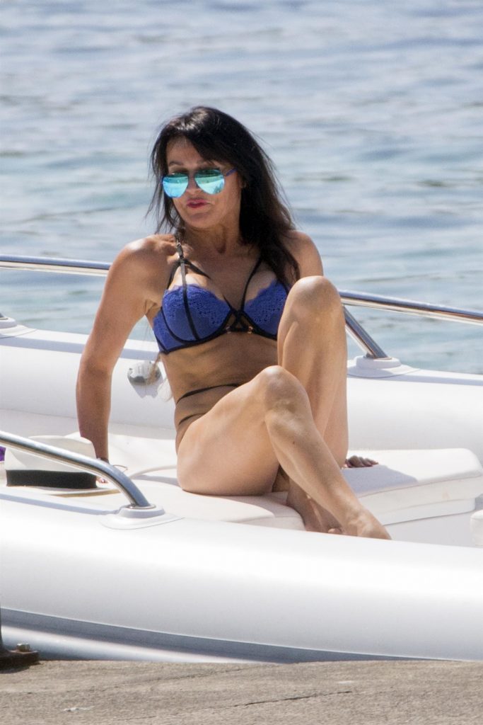 Lizzie cundy en bikini
 #79627730