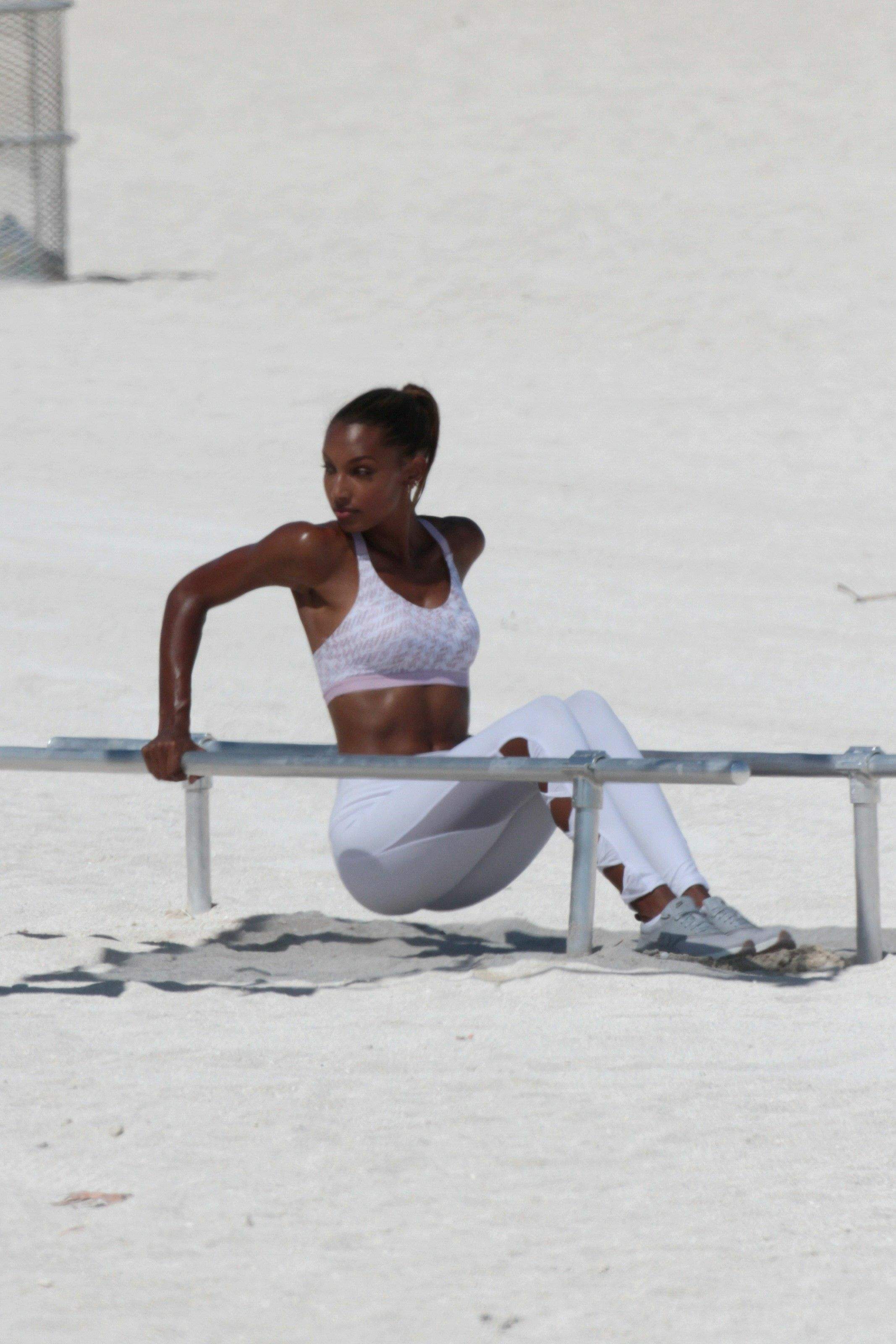 Jasmine Takeses Strand-Workout-Fotos
 #79623812