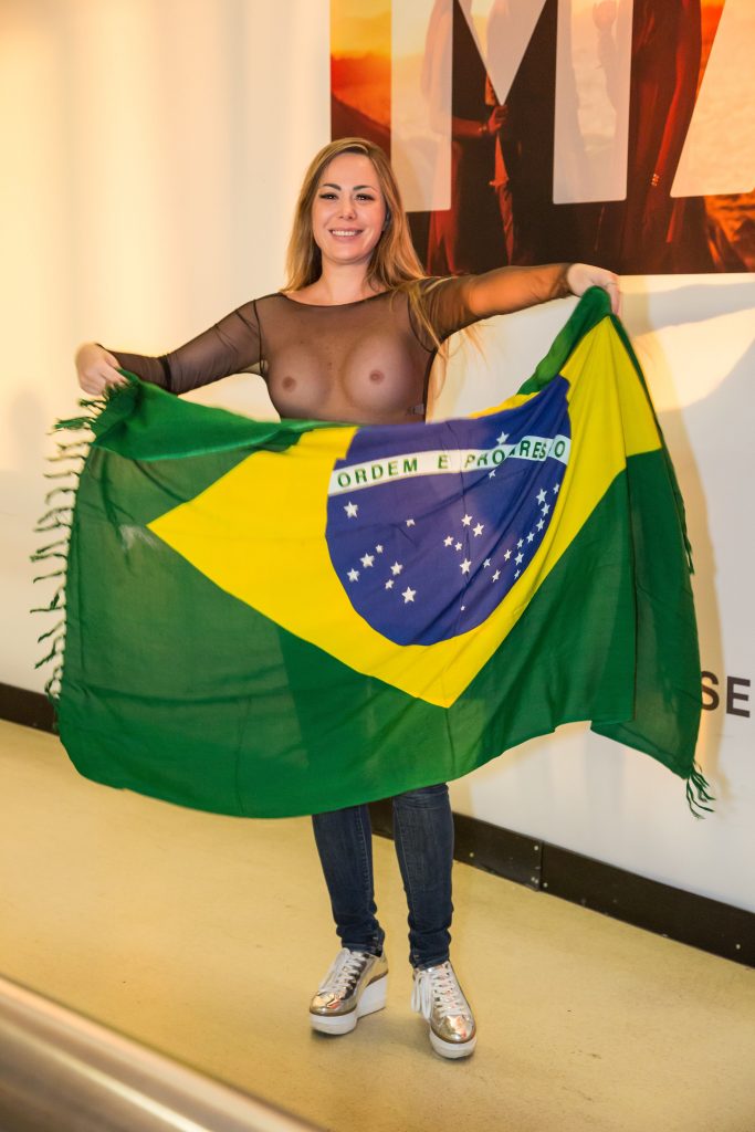 ジュ・アイゼン：史上最もバストの大きいブラジリアンサポーター
 #79549789