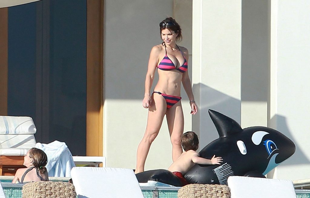 Lauren sanchez bikini
 #79559884