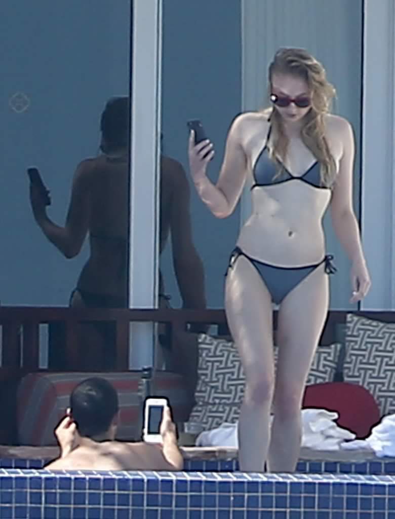 Sophie turner flips you off for being a creep
 #79632829