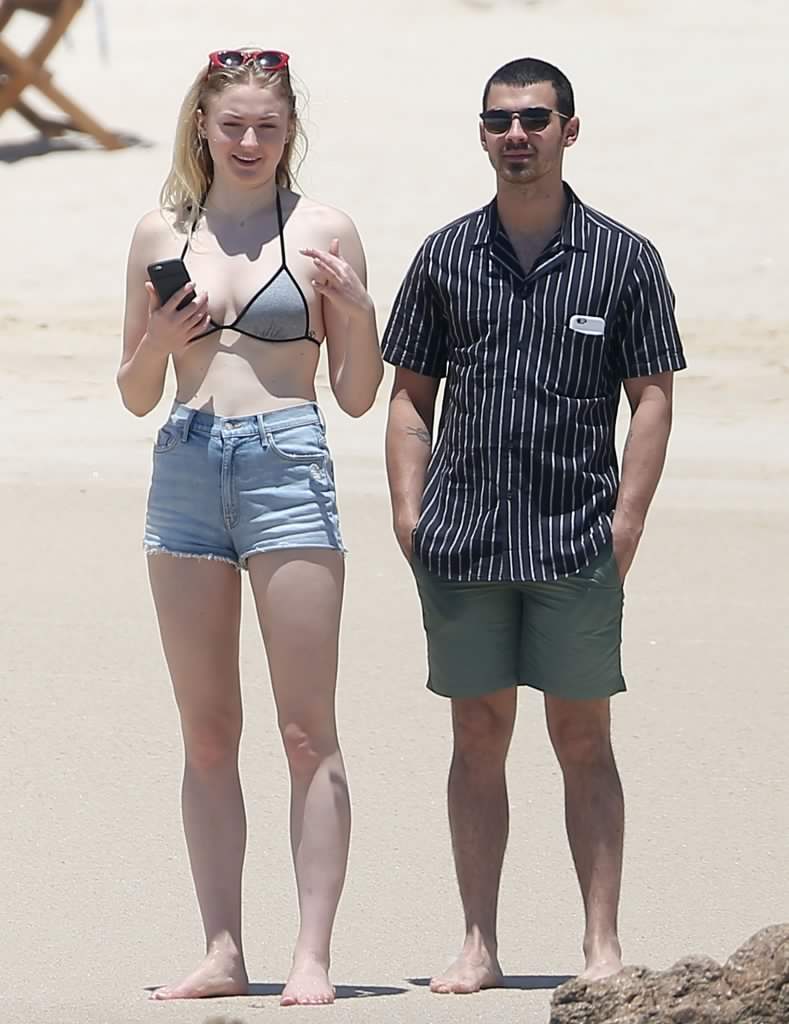 Sophie turner flips you off for being a creep
 #79632836