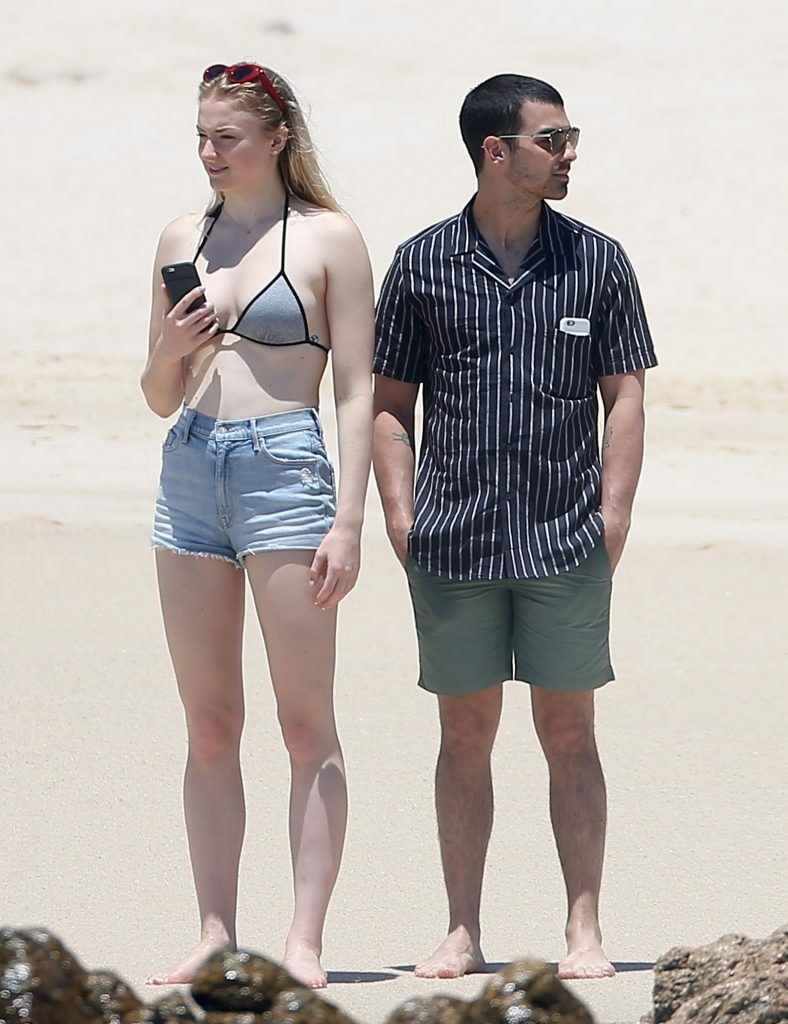 Sophie turner flips you off for being a creep
 #79632837