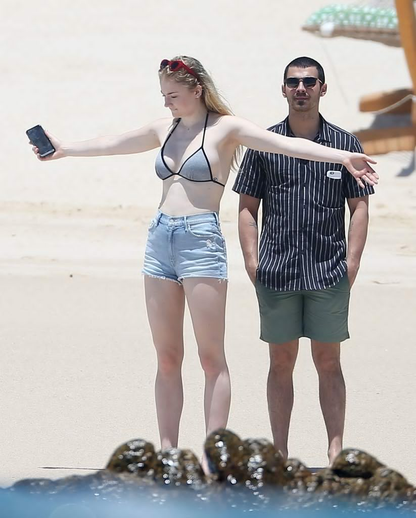 Sophie turner flips you off for being a creep
 #79632838