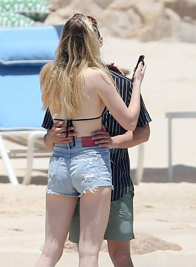 Sophie turner flips you off for being a creep
 #79632840